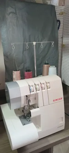 Maquina overloque singer em condições de uso.