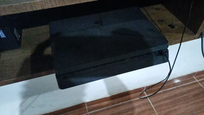 PLAYSTATION 4 SLIM COM DOIS JOGOS E 1 CONTROLE ORIGINAL