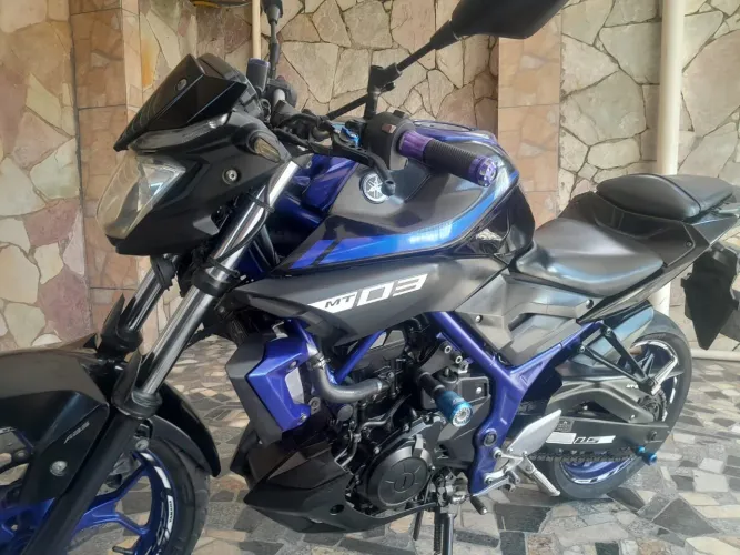 Moto Yamaha MT03