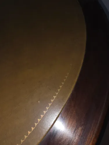 Mesa com 4 gavetas e 4 cadeiras estofadas, para jogo de cartas.