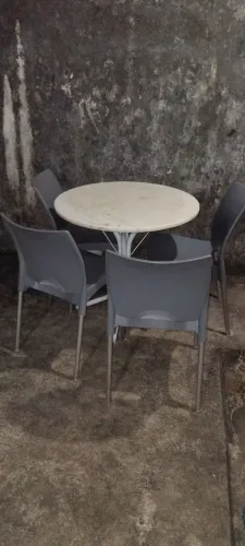 Vendo mesa com 4 cadeiras