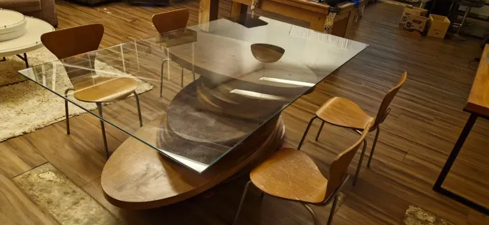 Mesa de vidro com base em madeira