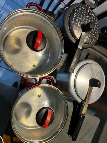 vendo quatro panelas sendo 2 de pressao 4,5l e duas grande com tampa de vidro
