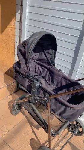 Carrinho de bebê com bebê conforto 