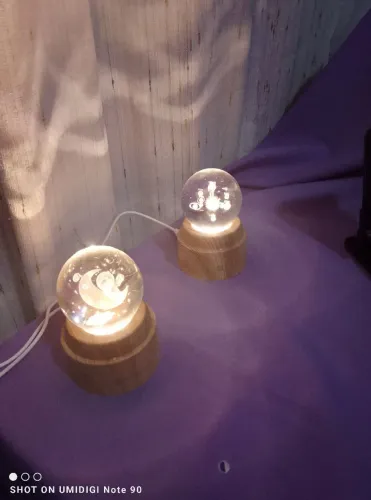 Bola de Cristal 3D com Base LED Giratória - Decoração Premium