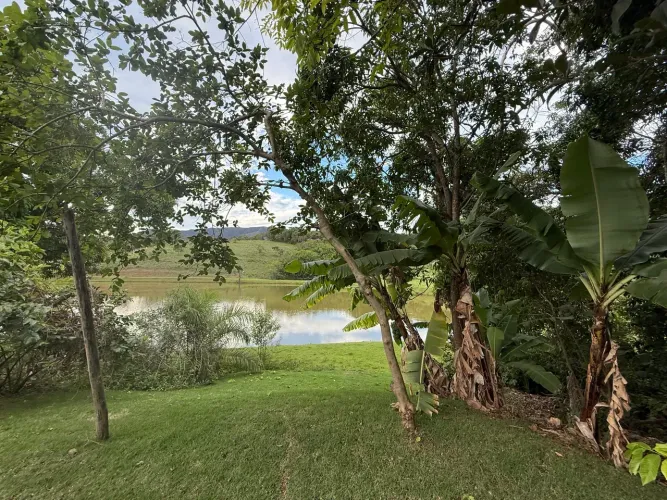 Casa com lagoa aos fundos em lote de 1060m² e 2 suítes no meio da natureza!