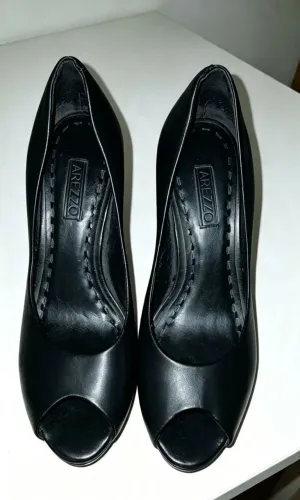 Peep Toe de couro preto da marca Arezzo - Original