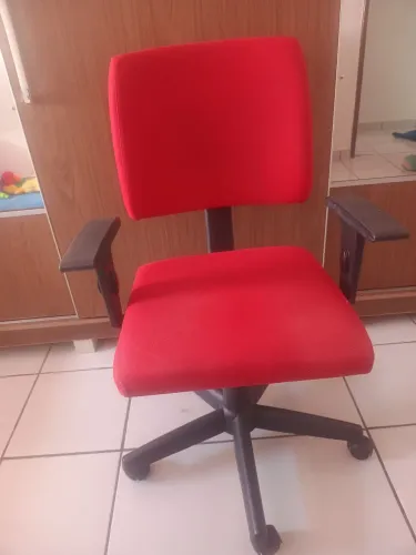 Cadeira giratória ajustável