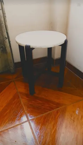 Mesa de canto redonda em mármore branco c/ base de madeira trabalhada a mão.