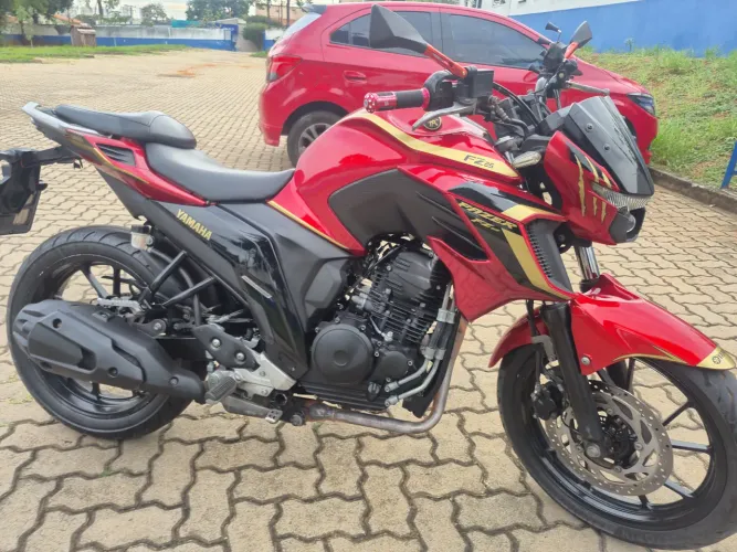 Moto Fazer 250 2022/23 conservada