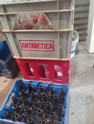 Caixa de coca 2 litros e de 1 litro 