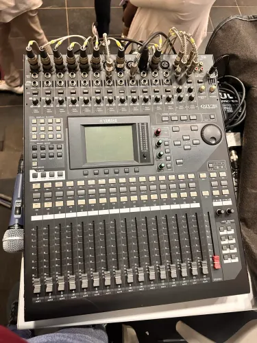 Yamaha 01V96i + Behringer ADA8000 - Kit Profissional de Áudio Digital