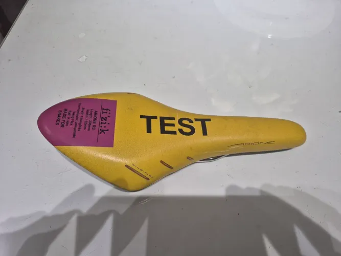 Vendo Selim de Speed Fizik carbono e titânio.