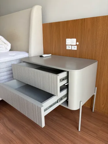 Criado mudo: 77 cm (largura) x 60cm (altura) x 46cm (profundidade)