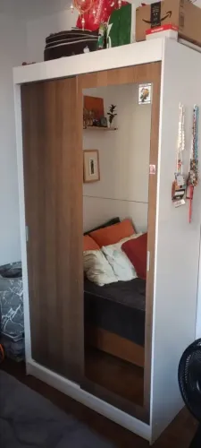 Guarda- roupa com espelho