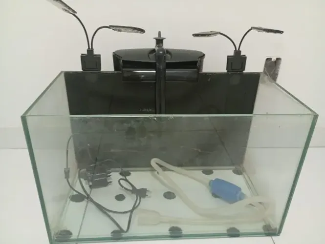 Aquário 60x35x30 com bomba e luminária.