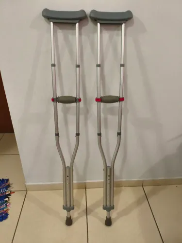Muletas ajustáveis. 6 dias de uso