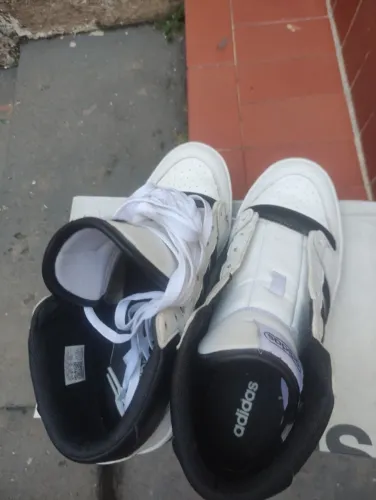 Tênis Adidas cano longo