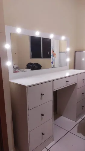 Penteadeira Glamour Branca 1,46cmX1,40cm. Com LED e espelho, 7 gavetas, 1 com divisória.