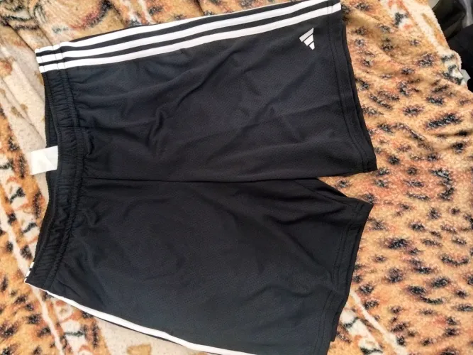 Bermuda da Adidas,nunca usada.