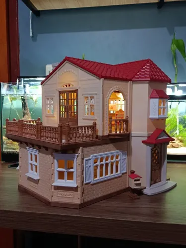 Sylvanian Families | Casa com Luzes + Quarto de Bebê + Lustre
