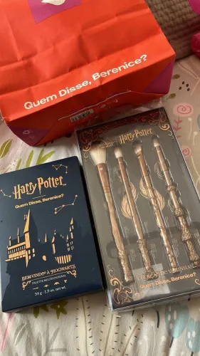 Paleta de maquiagem multifuncional e pincel do Harry Potter.