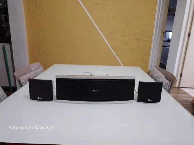 Uma central Pioneer + duas caixinhas da lg