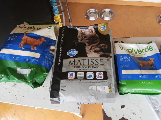 Vendo ração de 7,5kg e areia de 4kg e 10kg TUDO POR R$250!!!!!