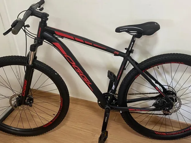 Bicicleta OGGI Hacker HDS Aro 29 - Preto Fosco/Vermelho