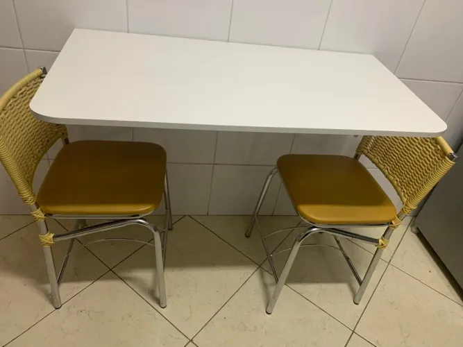 Bancada com duas cadeiras