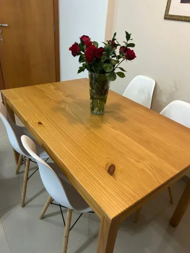 Mesa de jantar de madeira com 4 cadeiras 