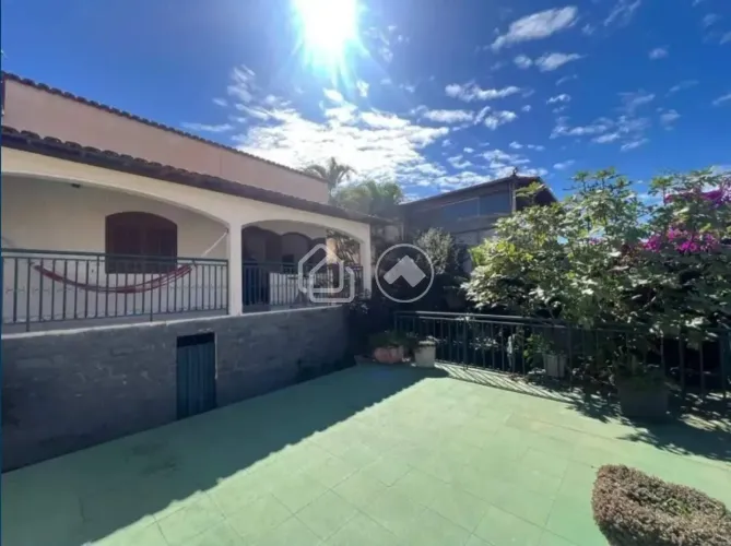 Casa com 3 Quartos e 2 banheiros à Venda, 360 m² por R$ 730.000