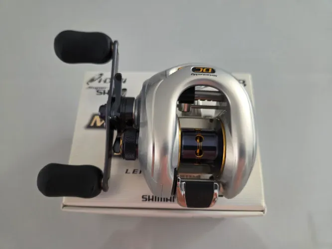 Carretilha Shimano Mg Dc7 esquerda