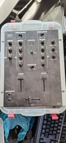 Gemini PS-424X, um mixer profissional de 2 canais.