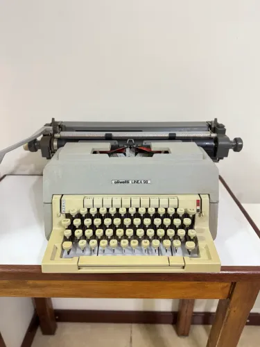 Máquina de escrever Olivetti Linea 98 Vintage - Funcionando - Decoração
