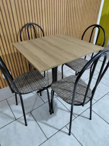 Mesa 1×1 metro com 4 cadeiras novinha posso entregar
