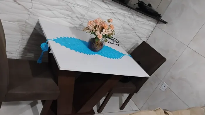 Conjunto de mesa com cadeia