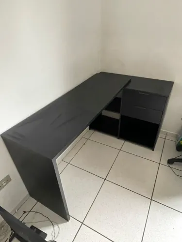 Vendo mesa de escritório com gavetas 