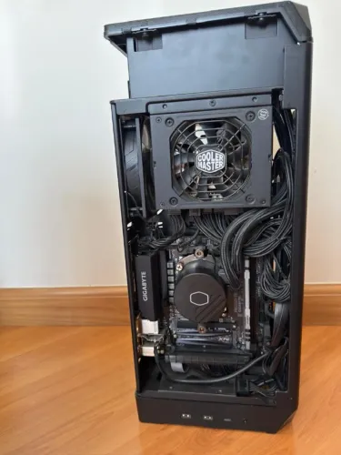 pc compacto mini itx com gabinete COOLERMASTER nc100