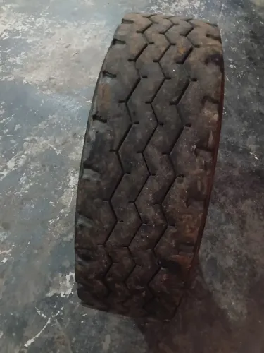 Pneu 235 17.5 reformado usado bom estado