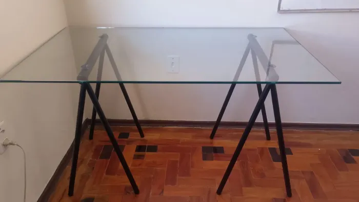 Mesa de escritório de vidro e ferro