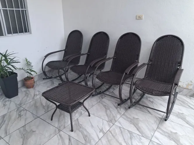 Cadeira de balanço Vovó em fibra sintética já vai com proteção nos pés mangueira