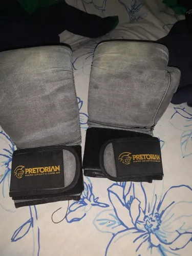 Par de luvas muay thai usadas 