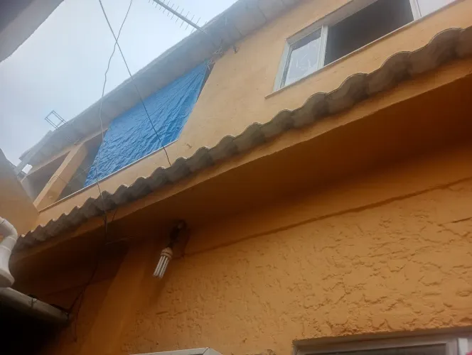 Excelente Casa de vila com somente 03 casas no quintal ( Local famíliar )