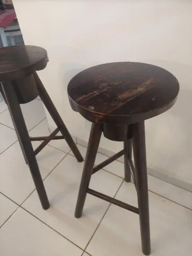 Par de Bancos Rústicos em Madeira Timborana