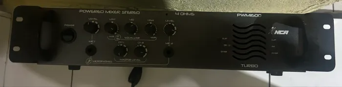 Amplificador Potência preto em perfeito estado.