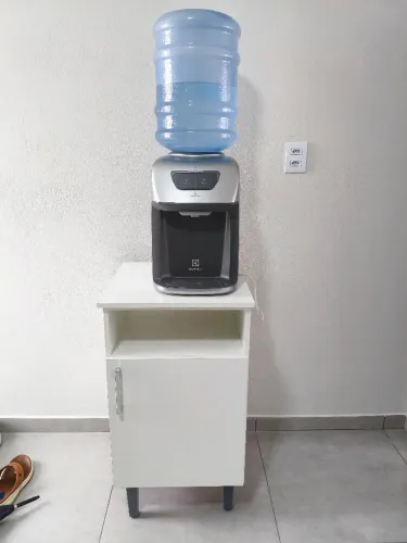 Bebedouro Electrolux e armário