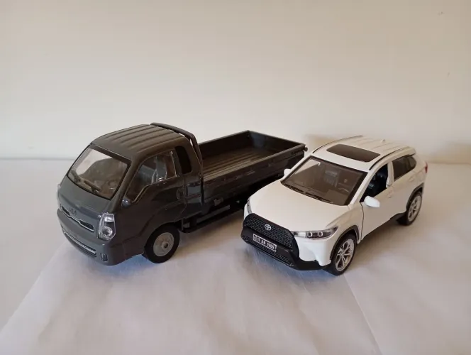 Lote - Miniatura Kia Bongo e Toyota Corolla Cross