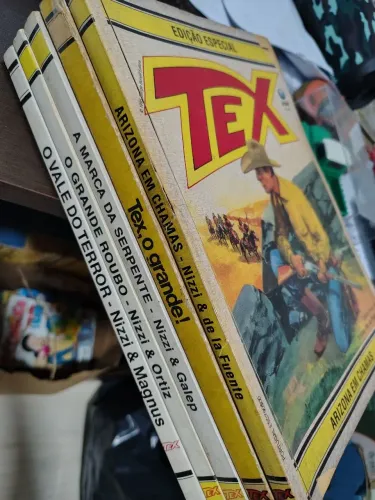 Lote com 5 gibis TEX Edição Especial gigantes. 