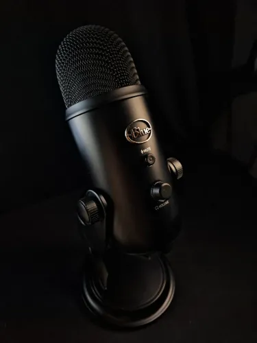 Logitech Blue Yeti Classic Preto + Base Original + Cabo HyperX Reforçado